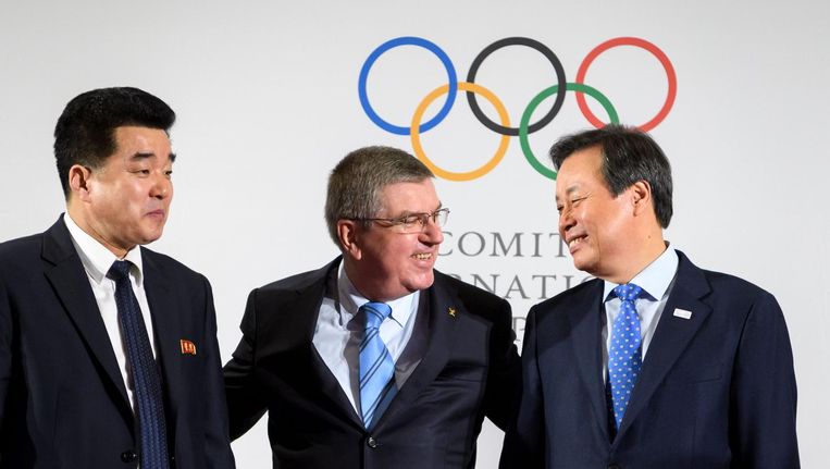 IOC-voorzitter Bach met Noord-Koreaanse minister van Sport Kim Il Guk (l) en de Zuid-Koraanse minster Do Jong-hwan. Beeld afp