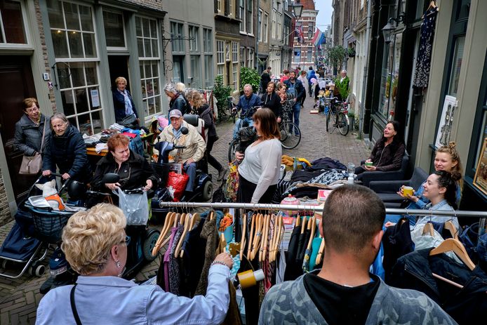 De kleine Vleeshouwersstraat was met zes adressen een van de drukste punten van de eerste Dordtse Rommelroute.
