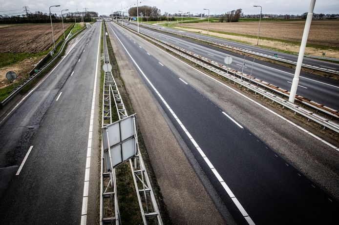 Lege snelwegen in Nederland. Mensen werken vanuit huis en gaan de weg niet op vanwege de coronamaatregelen.