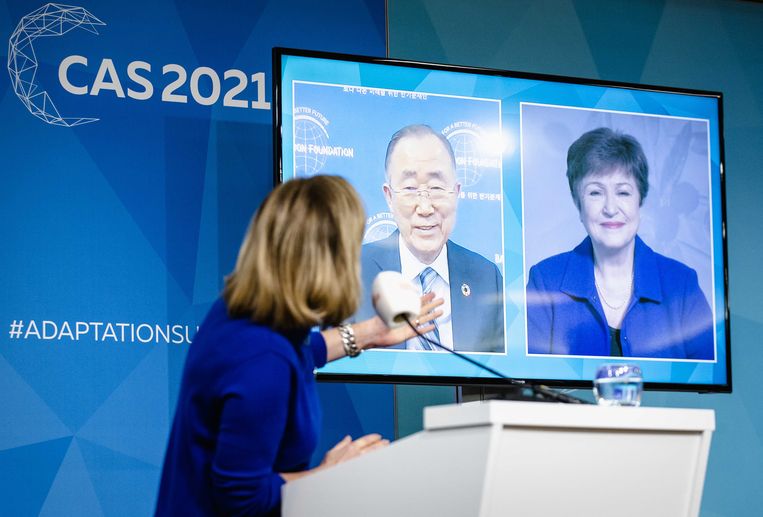 Minister Cora van Nieuwenhuizen van infrastructuur en waterstaat tijdens de persconferentie na de opening van de klimaattop in Den Haag, met op beeldschermen oud-secretaris-generaal van de VN Ban Ki-moon en IMF-directeur Kristalina Georgieva. Beeld ANP