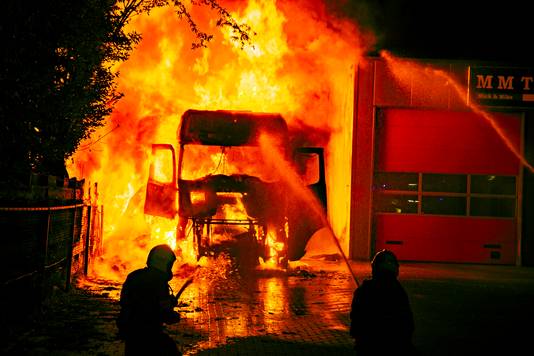 De brandweer probeert de vuurzee in Doesburg onder controle te krijgen.