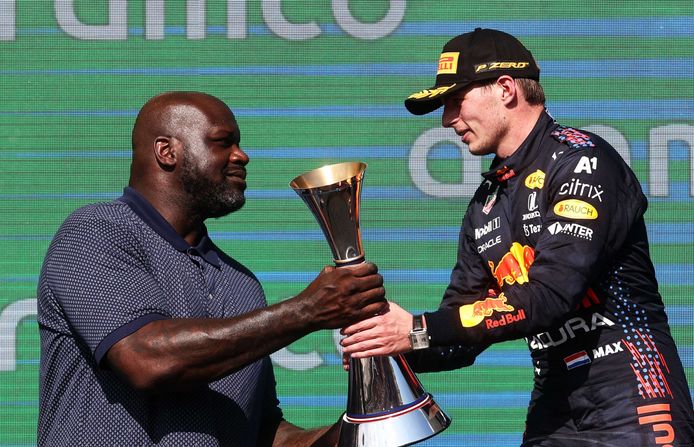 Verstappen krijgt de trofee overhandigd door niemand minder dan Shaquille O’Neal.