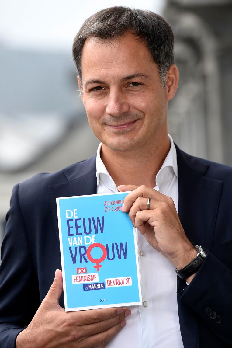 Alexander De Croo poseert met de Nederlandstalige versie van zijn boek. Beeld Photo News