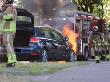 Vlammen slaan uit auto bij brand in Rhenen