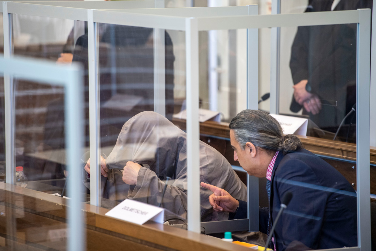 Verdachte Eyad A. verbergt zijn gezicht in de rechtszaal. Beeld Thomas Lohnes/AFP Pool/dpa