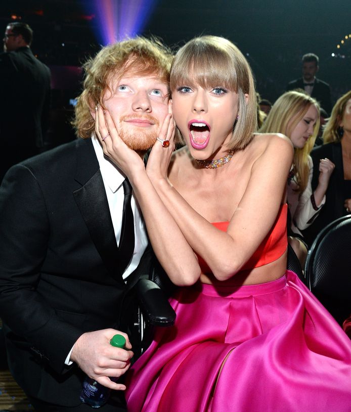 Taylor en Ed trappen samen lol tijdens een awardshow.