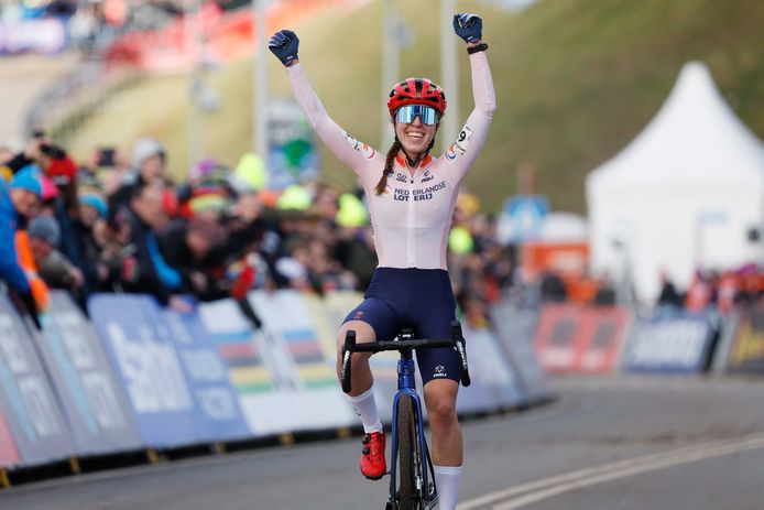 Shirin van Anrooij wint met een straatlengte voorsprong het WK voor beloftes.