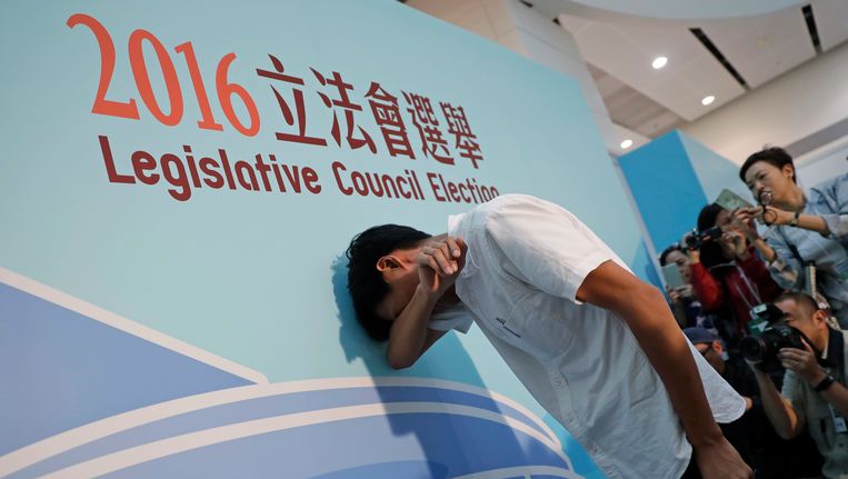 De radicale democratische activist Eddie Chu (38) barst in tranen uit nadat duidelijk wordt dat hij met het grootste aantal stemmen in Hongkongs Wetgevende raad is gekozen. Beeld AP