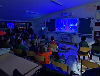 Terwijl leerlingen van De Klimming film kijken, babbelen ouders bij pintje en frietje