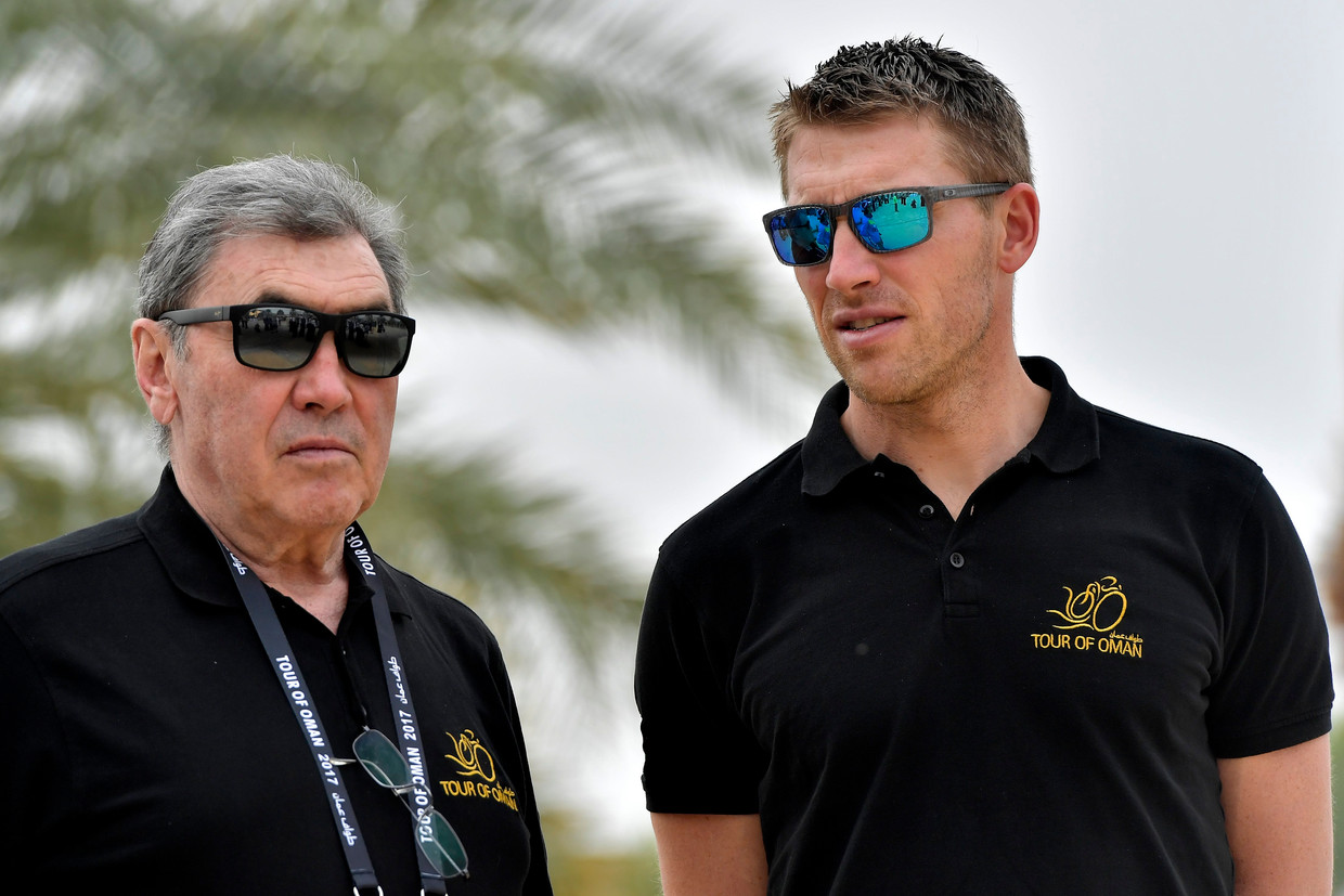 Axel Merckx naast zijn vader Eddy, in 2017. Beeld Photo News