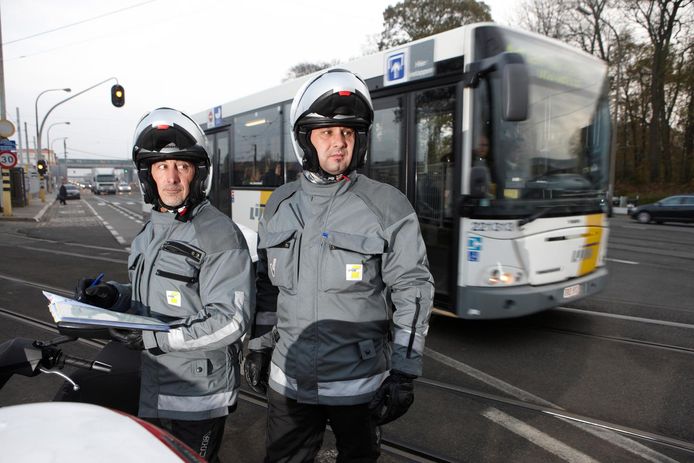 Controleurs van de Lijn noteren wildparkeerders.