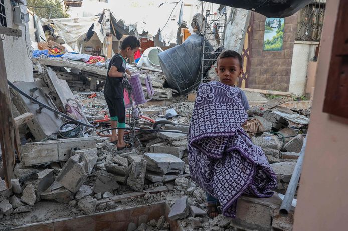 Palestijns gezin ziet huis volledig verwoest worden. Er vielen 44 doden aan Palestijnse kant waaronder 15 kinderen.