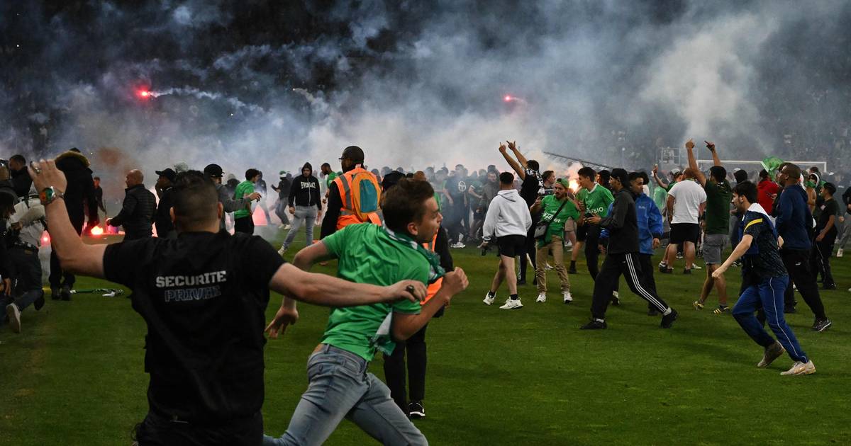 Ook enorme chaos in Frankrijk na degradatie recordkampioen Saint-Étienne