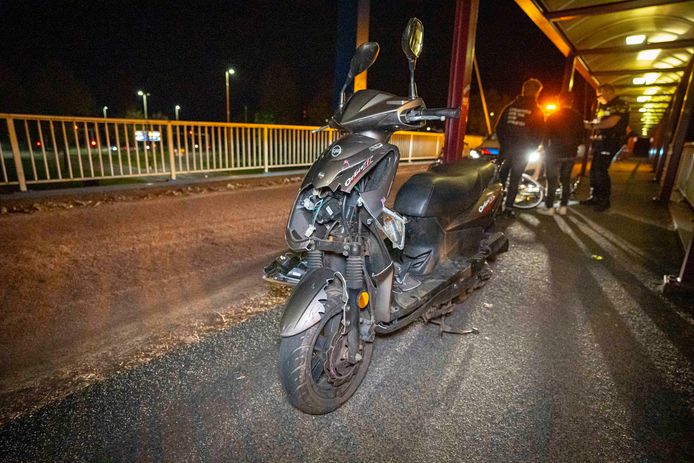 Scooterongeluk op fietsbrug in Arnhem.