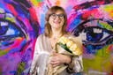 Viktoriia Kartashova voor één van haar schilderijen uit de serie No more...