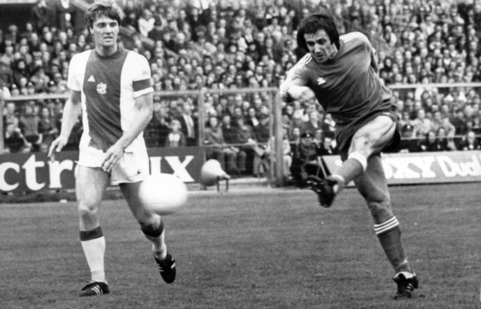 Willy van der Kuijlen met zijn handelsmerk: een verwoestend én doeltreffend schot, zoals tegen het Ajax van Ruud Krol.