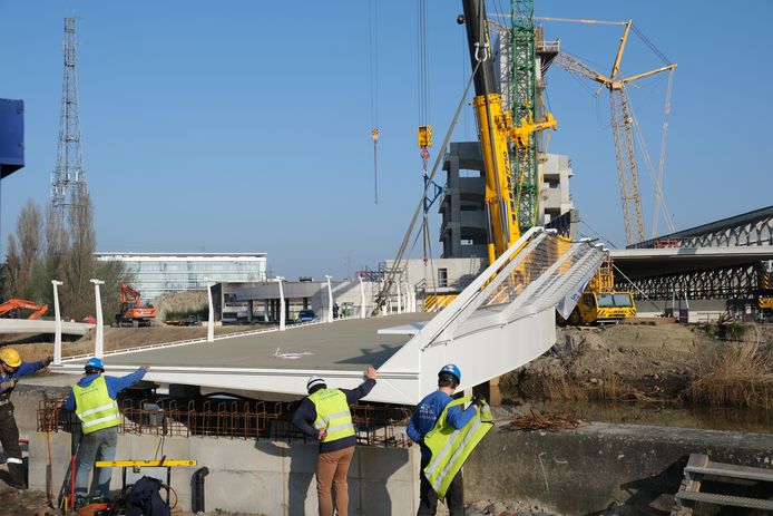 De Vlaamse Waterweg plaatst een fiets- en wandelbrug over de Afleidingsdijle in Mechelen in het kader van de ontwikkeling van de Keerdoksite.