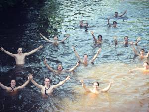 Duik in Dommel levert vijfduizend euro op voor kinderen met kanker