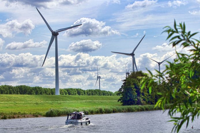 Enkele van de windmolens langs het Hartelkanaal vlakbij Heenvliet.
