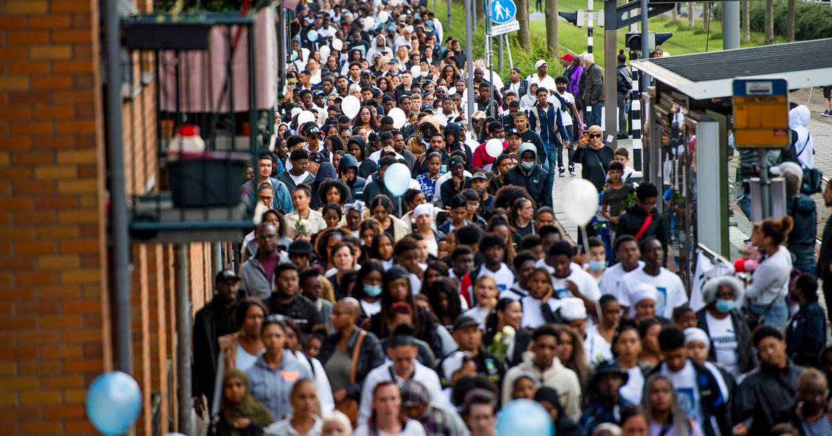 More than a thousand people walk silently in Beverwaard for Joshua (15): ‘We are tired of the violence’ |  Rotterdam