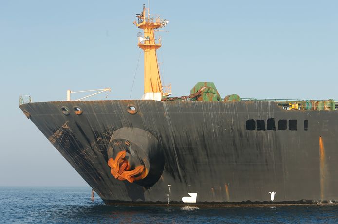 De naam van de Iraanse olietanker tanker Grace 1 is verwijderd van de boeg.