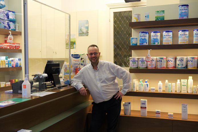Rik Delport neemt op kerstavond afscheid van zijn apotheek in de Adegemstraat.