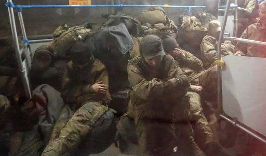 De laatste soldaten in de Azovstalfabriek in Marioepol gaven zich vrijdagavond over. Ze werden met Russische bussen en ambulances weggebracht, waarheen is niet meteen duidelijk.