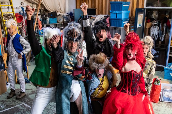 De acteurs van Theater Gajes in kostuum voor de voorstelling LOKI Foto Ronald Hissink