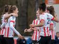 PSV viert de eerste goal van Joëlle Smits (links).
