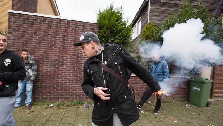 Bij het afsteken van legaal vuurwerk gaat het begin 2015 in Den Haag mis. De 'Thunderking' - die op de grond moet worden afgestoken - ontploft in de hand, met lichte brandwonden tot gevolg. Beeld Najib Nafid