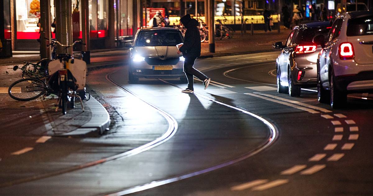 Wintertijd vooral gevaarlijk voor voetgangers: tot 77 procent meer dodelijke ongevallen.