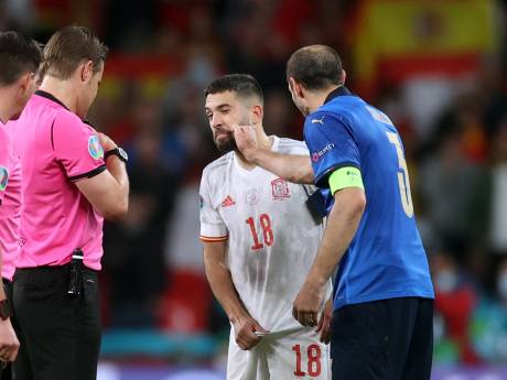 “Menteur!”: Chiellini taquine Jordi Alba après un malentendu lors du tirage au sort des penalties d’Italie-Espagne