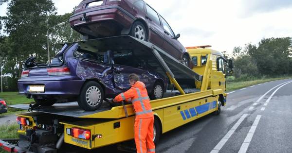 Bestuurder wordt uit auto geknipt door brandweer na botsing op de Oppen Swolle in Vollenhove.