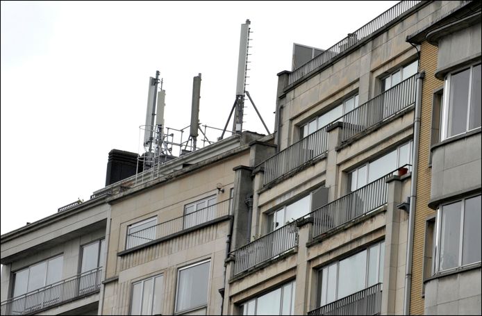 Gsm-antennes op een dak in Brussel.