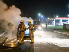 Rijdende auto vliegt in brand op A27: zelfs voor brandweer is er geen redden meer aan
