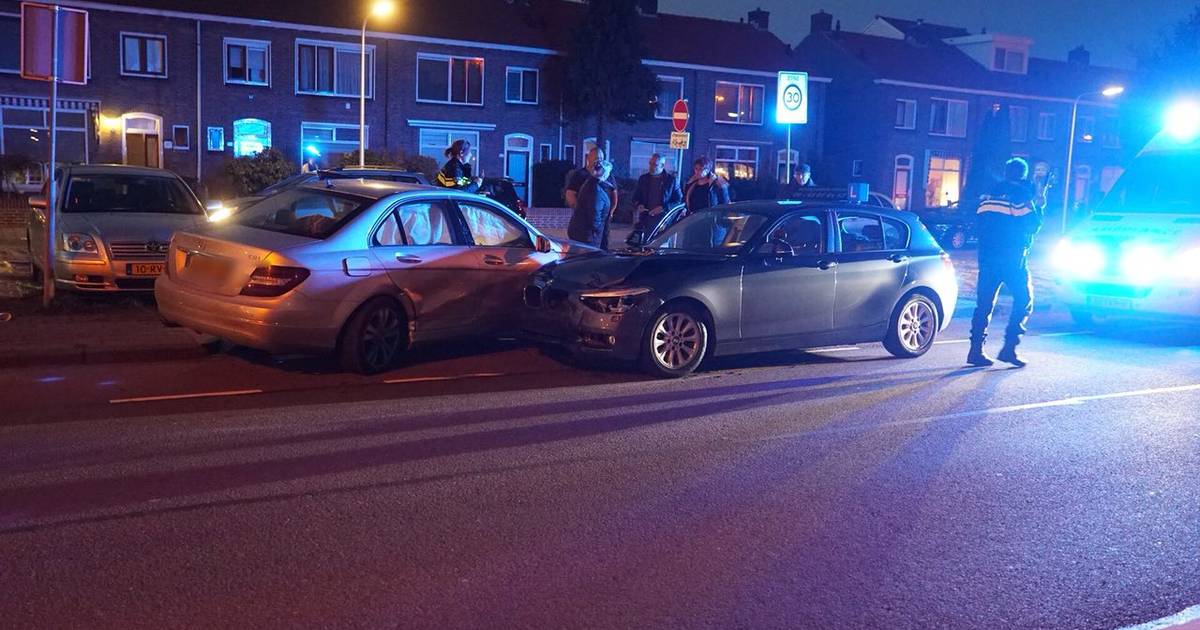 Lesauto komt in botsing met Mercedes in Deventer.