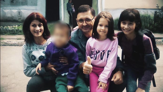 Olga Naumenko met haar kinderen en de burgemeester va Marioepol, Vadym Boychenko, voor de oorlog. Anya staat rechts op de foto.
