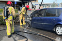 Een auto vatte vlam op de parkeerplaats van het Elkerliek ziekenhuis in Deurne.