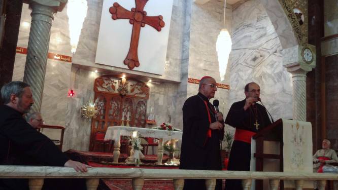 Les jihadistes enlèvent les croix des églises en Irak