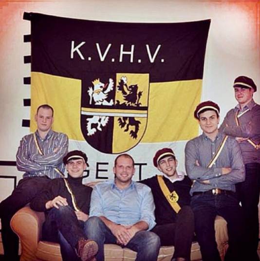 Une photo de Theo Francken aux côtés de Dries Van Langenhove (deuxième en partant de la droite) a refait surface sur les réseaux sociaux. Il pose avec des membres du KVHV (Katholiek Vlaams Hoogstudentenverbond), une union d'étudiants nationaliste et catholique.