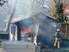 Schuur achter woning door brand verwoest in Gaanderen, oldtimer gaat verloren