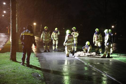 Brandweer is bezig bij het gat dat ontstond door de explosie.