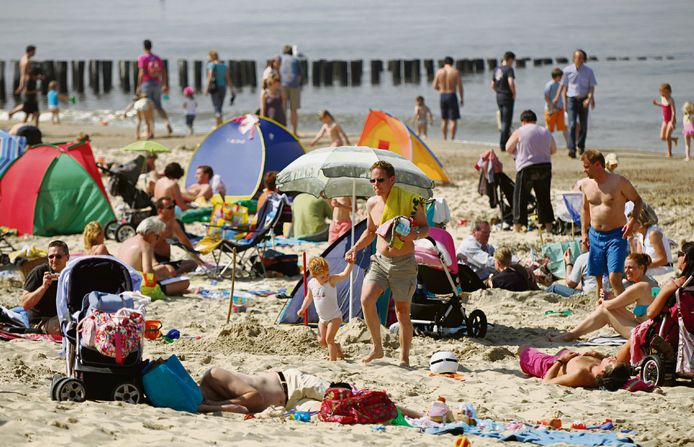 Het strand bij Dishoek tijdens een mooie dag.  SGP/CU: ,,Dan moet het goed geregeld zijn."