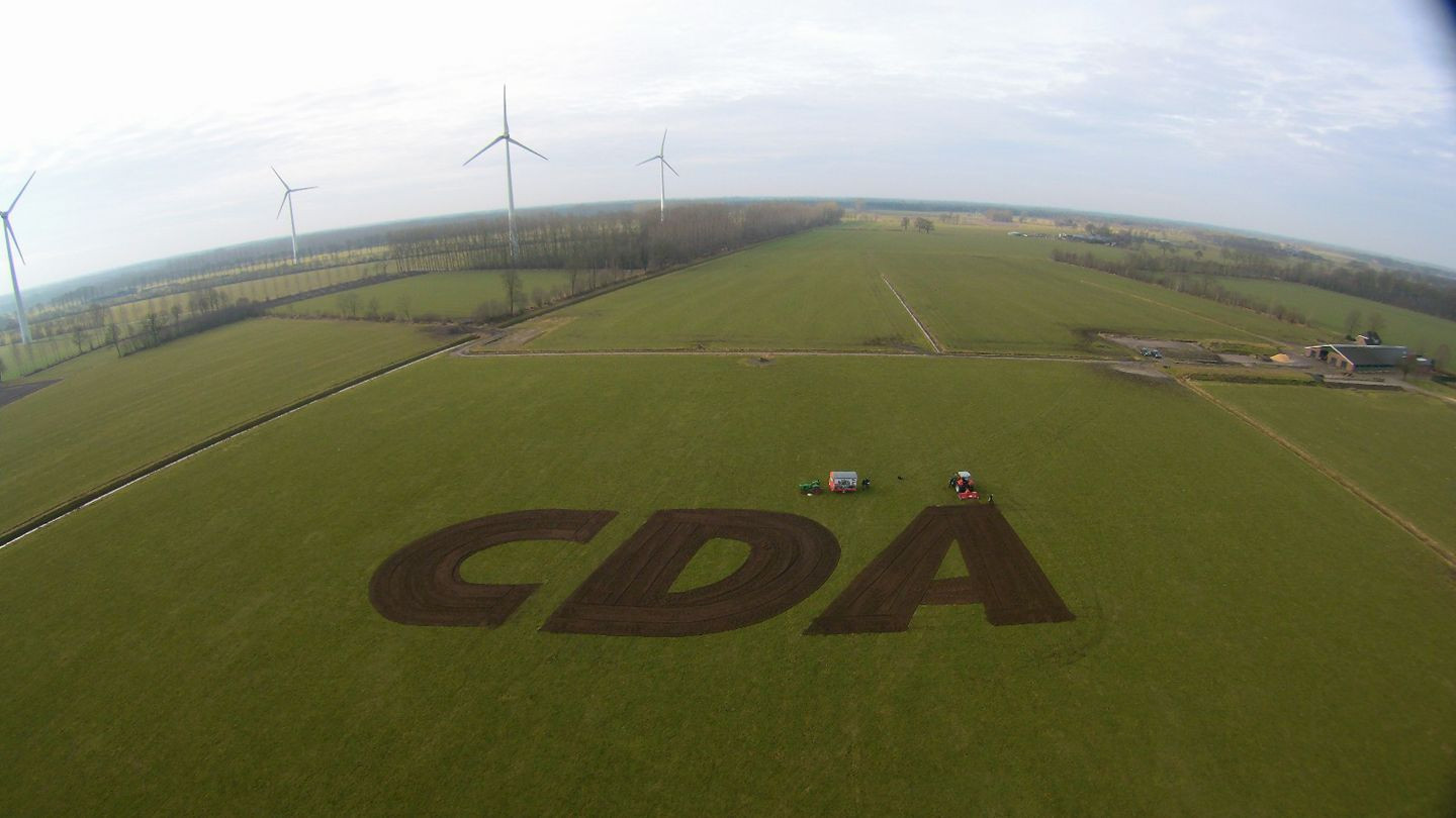 Het metersgrote CDA-logo in het weiland van Vincent Krabbenborg in Harreveld.