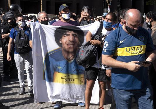 Duizenden fans willen laatste groet brengen aan Maradona. 