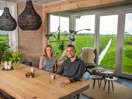 Rogier (28) en Wendy (27) bouwden zelf een huis van Fins hout: 'Het leek net lego voor volwassenen’