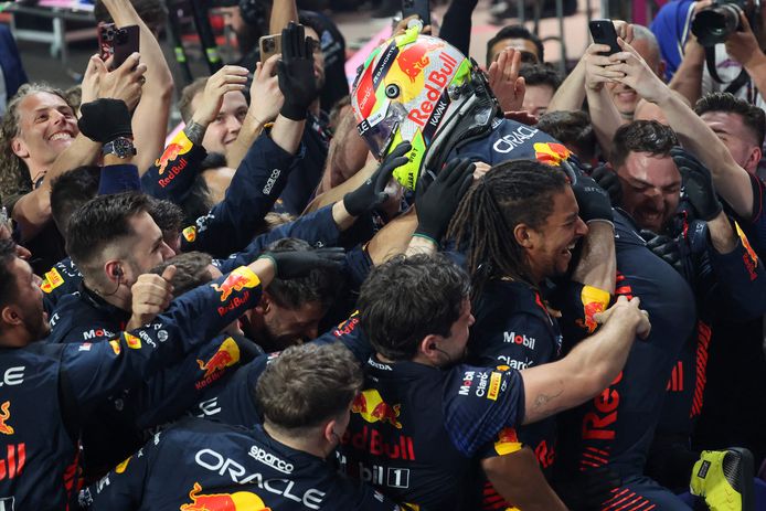 Red Bull Racing viert de zege van Sergio Pérez.