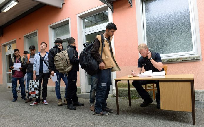 Een politieagent registreert asielzoekers bij hun aankomst in het zuidelijke Duitse Freilassing. Foto uit september 2015.