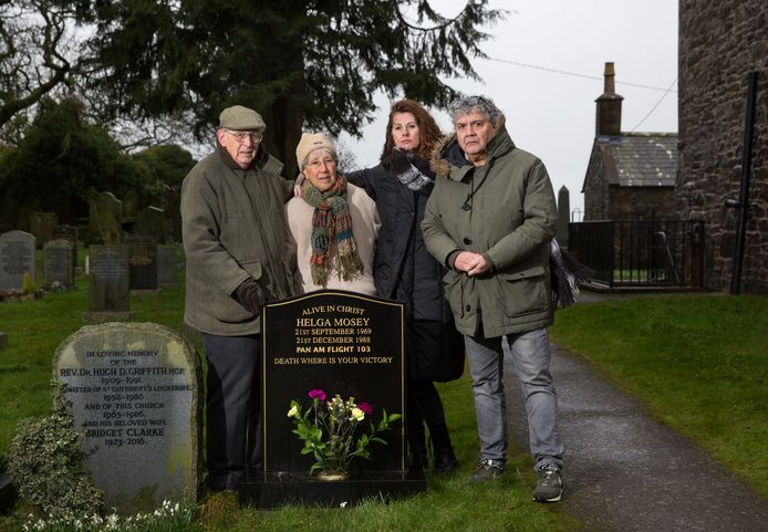 Rob en Silene (rechts) samen met hun Britse lotgenoten John en Lisa, voor het graf van hun dochter Helga in Lockerbie.