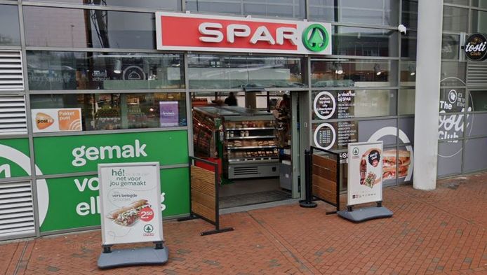 In de Spar City aan het Lübeckplein rende vanmiddag een winkeldief met een mes achter een medewerker aan.